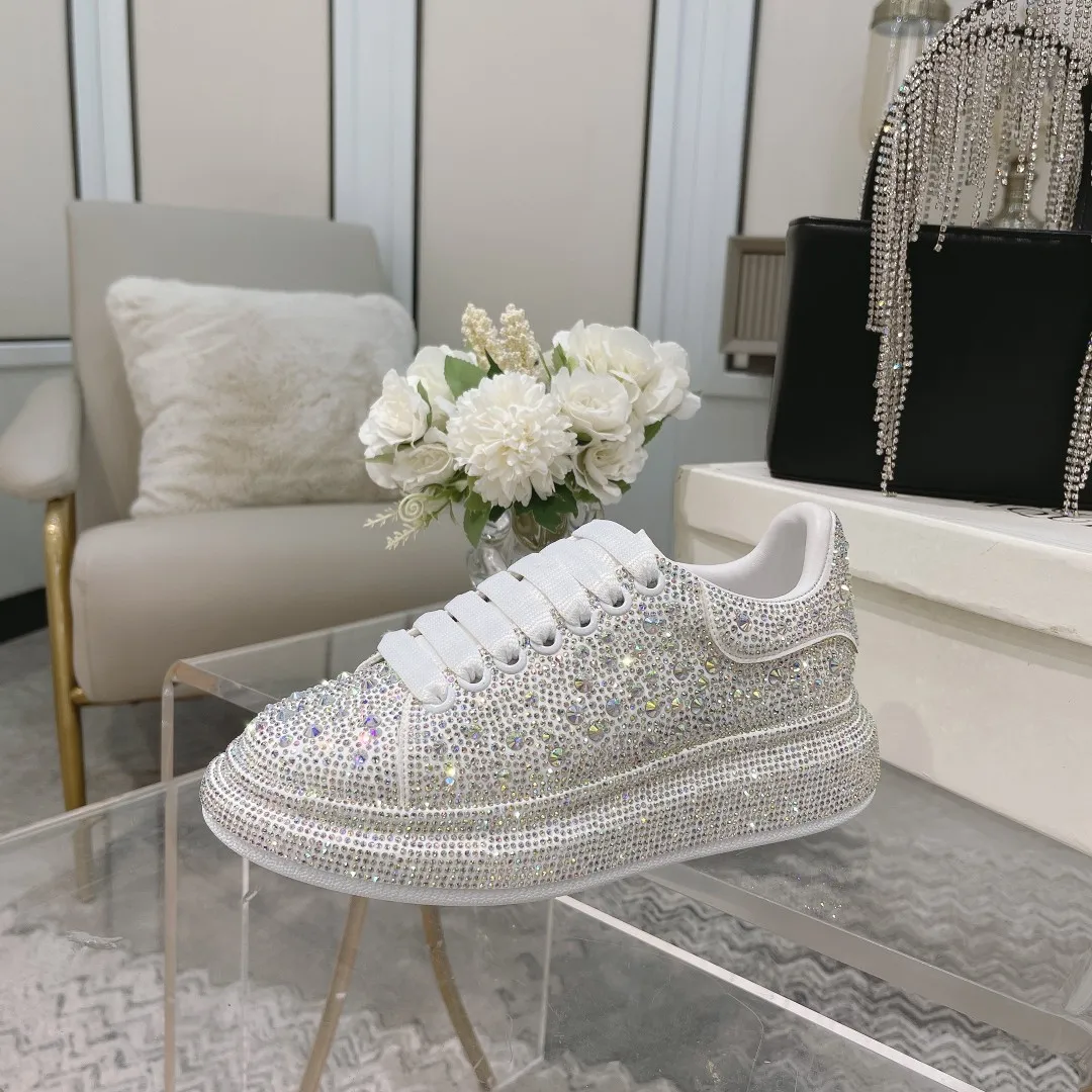 👟👟Ex-factory price 560👟👟 Men's size +10 2025SS McQueen crystal inlaid large and small diamond casual shoes counter original 1:1 production Fabric: imported silk velvet + imported Czech diamonds Lining: sheepskin lining Code number: 35-41 Male 39/44
